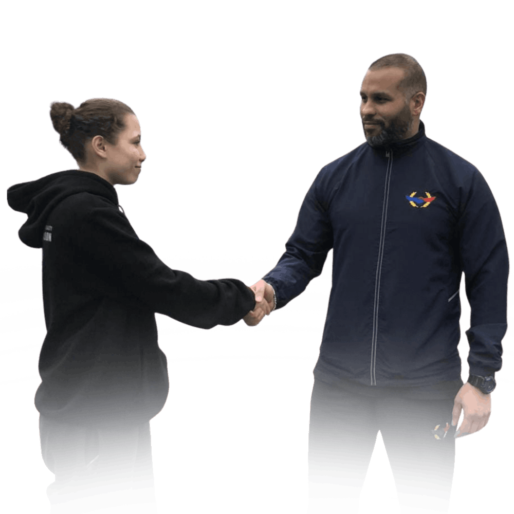 Kamel accompagnant un jeune vers son orientation