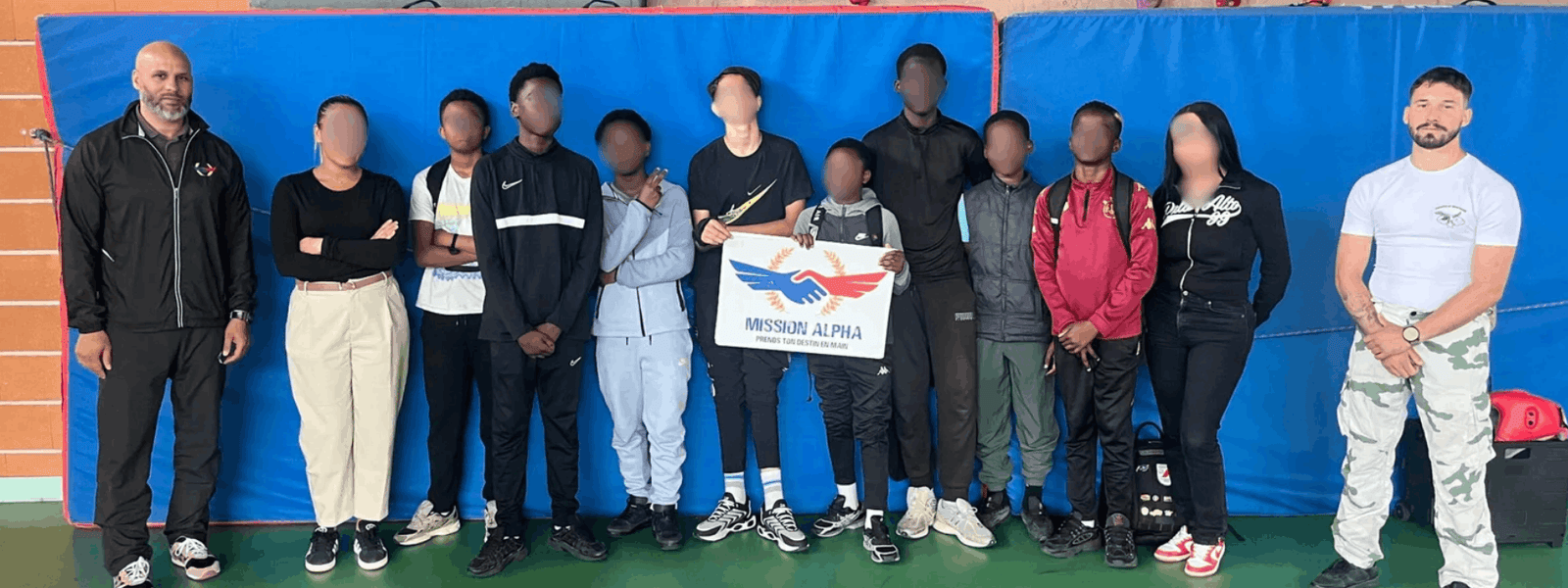 Élèves et encadrants Mission Alpha réunis lors d'une intervention dans un établissement scolaire