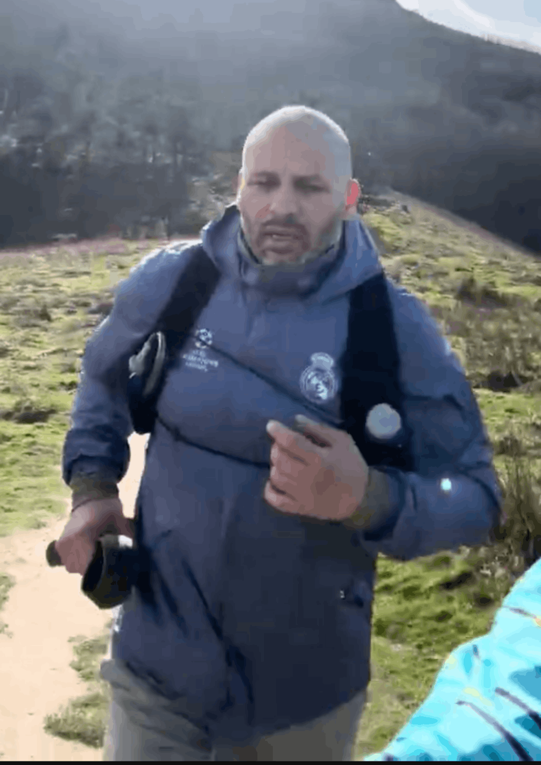 Kamel court sur un sentier de montagne