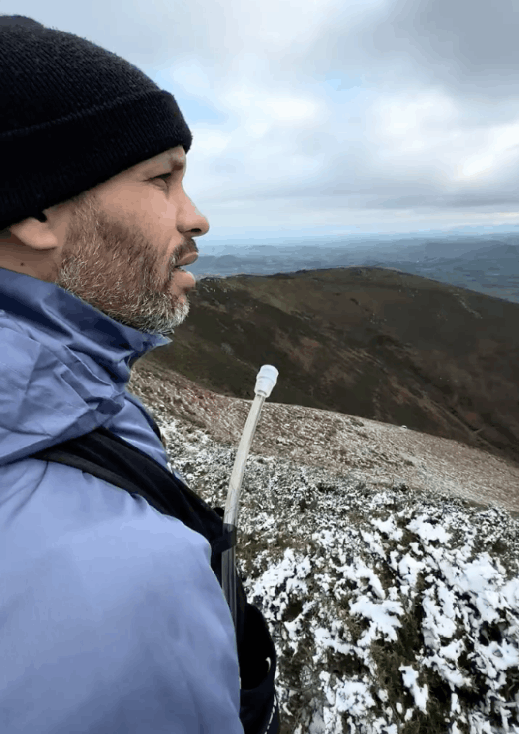Kamel regarde le paysage en montagne